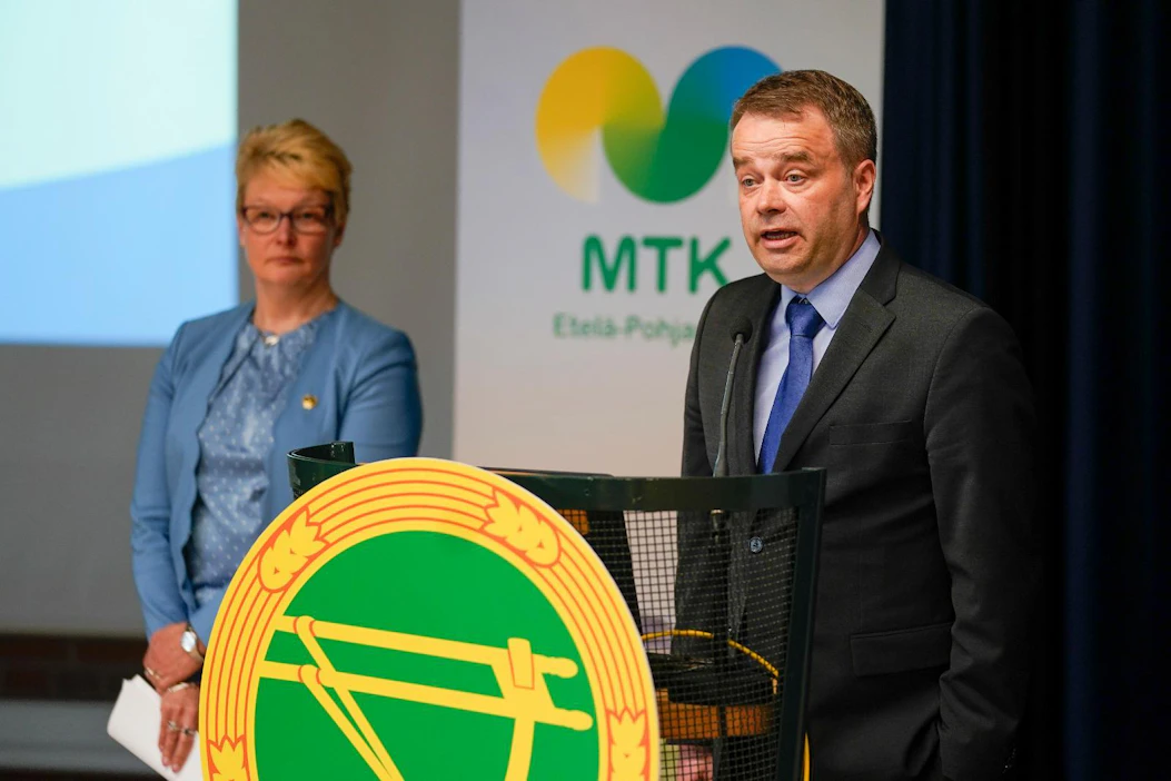 "Kotimaisessa energiassa ja metsässä on mahdollisuuksia. Iloitaan Metsä Groupin tehdasinvestoinnista Kemiin", kansanedustaja Janne Sankelo sanoi. Tuottajaliiton puheenjohtaja Johanna Kankaanpää pyysi Sankeloa viemään liiton toiveet eduskuntaan.