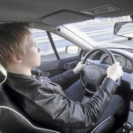 Ajokortin jälkeinen vuosi on nuorille miehille riskialtista. Viimeisen viiden vuoden aikana nuorten aiheuttamien kolareiden määrä on tasaisesti vähentynyt. Jarmo Palokallio