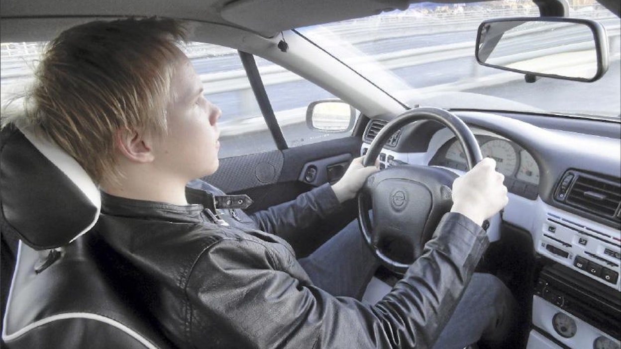 Ajokortin jälkeinen vuosi on nuorille miehille riskialtista. Viimeisen viiden vuoden aikana nuorten aiheuttamien kolareiden määrä on tasaisesti vähentynyt. Jarmo Palokallio
