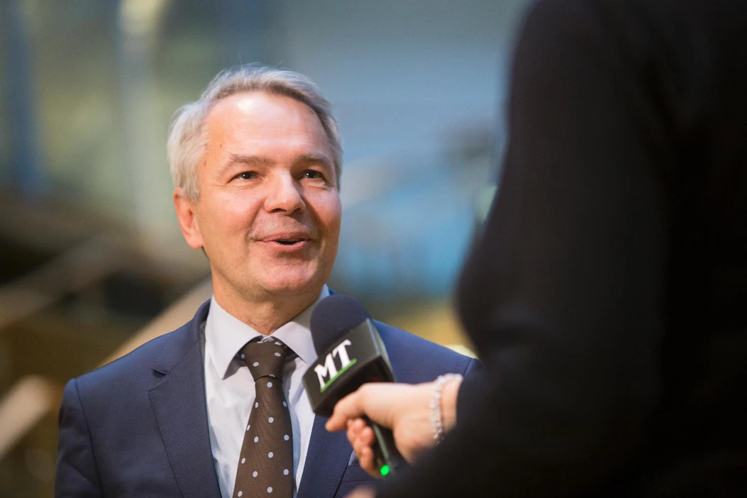 ”Helsinkiläisyys ei voi olla plussa eikä miinus ihmiselle, joka ajaa Suomen asioita ja ulkopolitiikkaa. Ihminen voi olla kotoisin miltä paikkakunnalta tahansa”, Pekka Haavisto sanoo presidenttiydestä. Valittuna hän muuttaisi Kulosaaresta Mäntyniemeen.