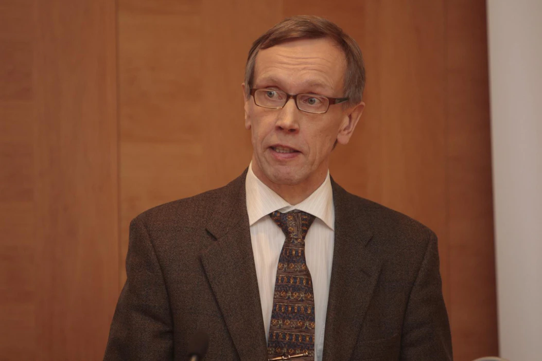 Heimo Hanhilahti etsii sopua sokeriteollisuuden ja tuottajien välille.