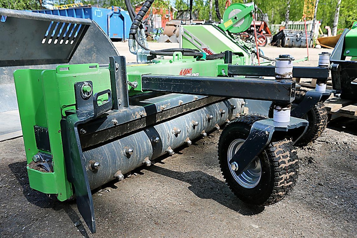 Maankunnostajan työleveys on 1480 mm ja paino 315 kg. Jyrsinrummussa on tylppiä kulutusterätappeja.