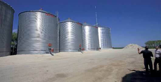 Masse Bros Farms -yhtiön uudet Twister-siilot on asennettu valetulle perustukselle. Kolme ensimmäistä siiloa vasemmalla ovat kukin kooltaan 1000 t. Kolmas siilo vetää 1500 t, rakenteilla oleva neljäs on sitä kaksi kertaa suurempi. Uusi 3000 t siilo valmistuu tulevalle puintikaudelle, Sen perustuksen halkaisija on 3000 t tonnin kuorman takia suurempi kuin siilon. Tarkoitus on käyttää siiloa varastona eikä paikallisena Pisan kaltevana tornina, minkä vuoksi perustuksen alle ajettiin paksulti kivistä moreenimaata.