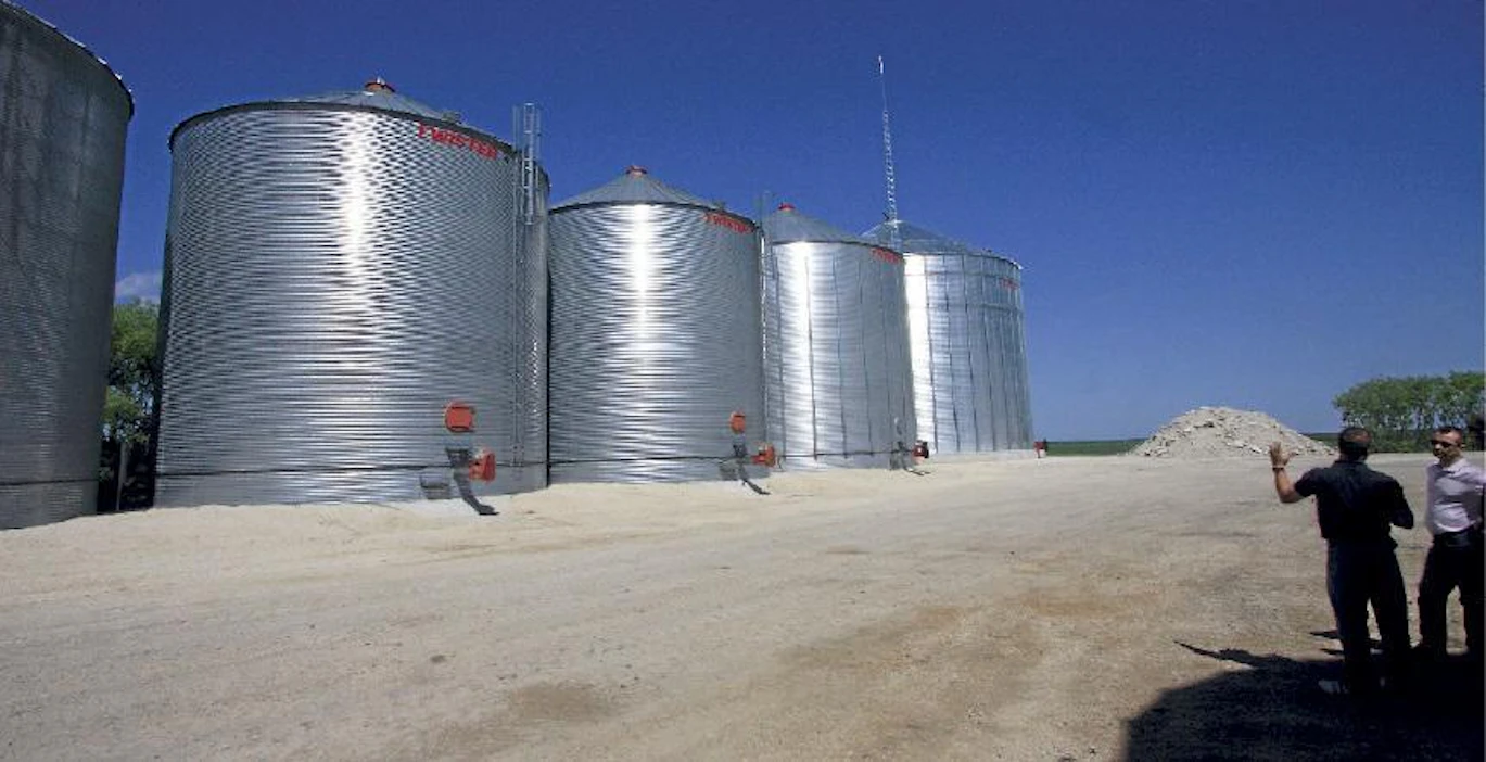 Masse Bros Farms -yhtiön uudet Twister-siilot on asennettu valetulle perustukselle. Kolme ensimmäistä siiloa vasemmalla ovat kukin kooltaan 1000 t. Kolmas siilo vetää 1500 t, rakenteilla oleva neljäs on sitä kaksi kertaa suurempi. Uusi 3000 t siilo valmistuu tulevalle puintikaudelle, Sen perustuksen halkaisija on 3000 t tonnin kuorman takia suurempi kuin siilon. Tarkoitus on käyttää siiloa varastona eikä paikallisena Pisan kaltevana tornina, minkä vuoksi perustuksen alle ajettiin paksulti kivistä moreenimaata.