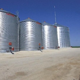 Masse Bros Farms -yhtiön uudet Twister-siilot on asennettu valetulle perustukselle. Kolme ensimmäistä siiloa vasemmalla ovat kukin kooltaan 1000 t. Kolmas siilo vetää 1500 t, rakenteilla oleva neljäs on sitä kaksi kertaa suurempi. Uusi 3000 t siilo valmistuu tulevalle puintikaudelle, Sen perustuksen halkaisija on 3000 t tonnin kuorman takia suurempi kuin siilon. Tarkoitus on käyttää siiloa varastona eikä paikallisena Pisan kaltevana tornina, minkä vuoksi perustuksen alle ajettiin paksulti kivistä moreenimaata.