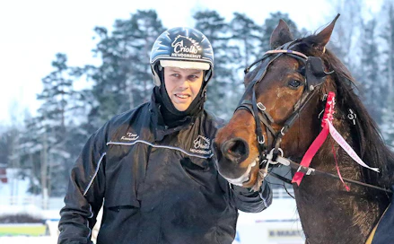 Valmentaja Timo Korvenheimo ja menestyshevosensa Hazelhen Hermesin ovat kunnossa, mutta eivät päässeet kilpailemaan Solvallassa, koska tallissa on henkilökuntaa kipeänä.