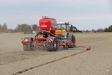 Horsch Avatar 4.16 SD -kylvölannoitin on tarkoitettu sängelle tai kevytmuokatulle pellolla. Kokeilussa olleen koneen työleveys on 4 metriä. Koneessa ei ole esimuokkaimia tms. minkä vuoksi vetotehon tarve on kohtuullinen. Kuvassa olevan Fendt Xylon 524 -traktorin teho on 140 hv ja säätyvätilavuuksisen hydrauliikan tuotto 105 l/min.