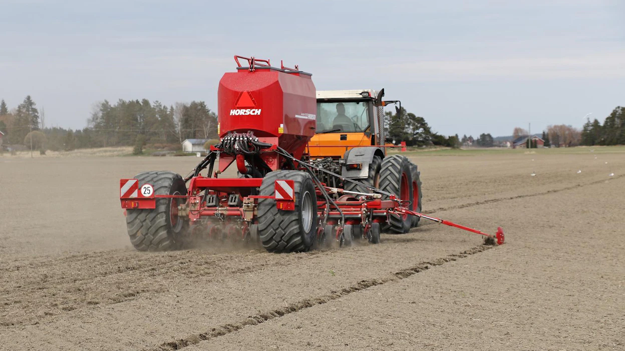 Horsch Avatar 4.16 SD -kylvölannoitin on tarkoitettu sängelle tai kevytmuokatulle pellolla. Kokeilussa olleen koneen työleveys on 4 metriä. Koneessa ei ole esimuokkaimia tms. minkä vuoksi vetotehon tarve on kohtuullinen. Kuvassa olevan Fendt Xylon 524 -traktorin teho on 140 hv ja säätyvätilavuuksisen hydrauliikan tuotto 105 l/min.