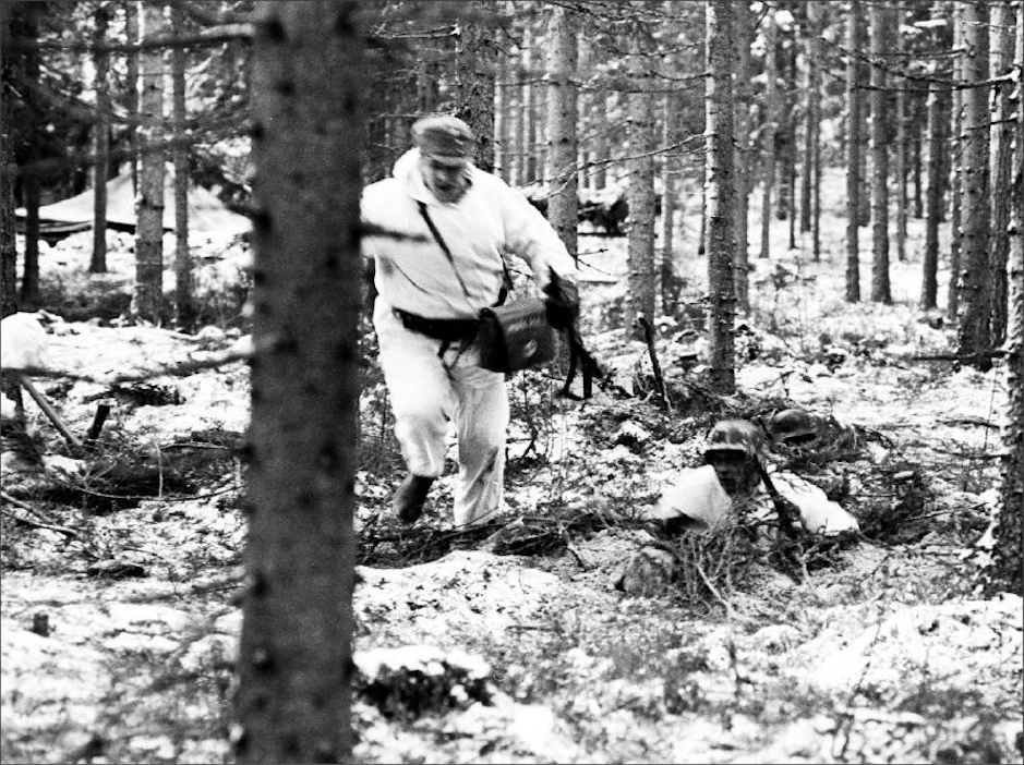 Keuruulla kuvatussa Talvisota-elokuvassa Esko Kovero (juoksemassa) esitti lääkintäalikersantti Juho ”Jussi” Pernaata ja Heikki Paavilainen (poterossa) sotamies Vilho Erkkilää. Markku Vuorikari