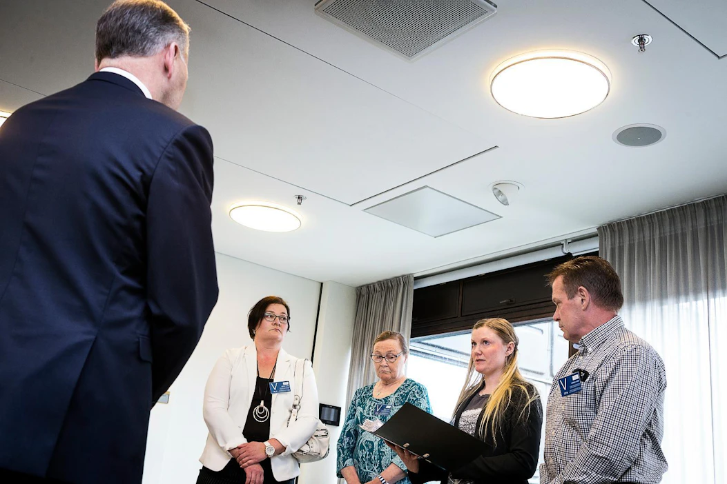 Sanna Kylänpää (vas), Liisa Valtanen, Susanna Arvela-Jalonen ja Touko Salonen luovuttivat vetoomuksen susipolitiikan muuttamiseksi maa- ja metsätalousministeri Jari Lepälle perjantaina eduskunnassa.