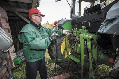 Kimmo Haimi Työturvallisuusagronomi Erik Lindroos kannustaa viljelijöitä huomioimaan hankalissakin olosuhteissa oman turvallisuutensa.
