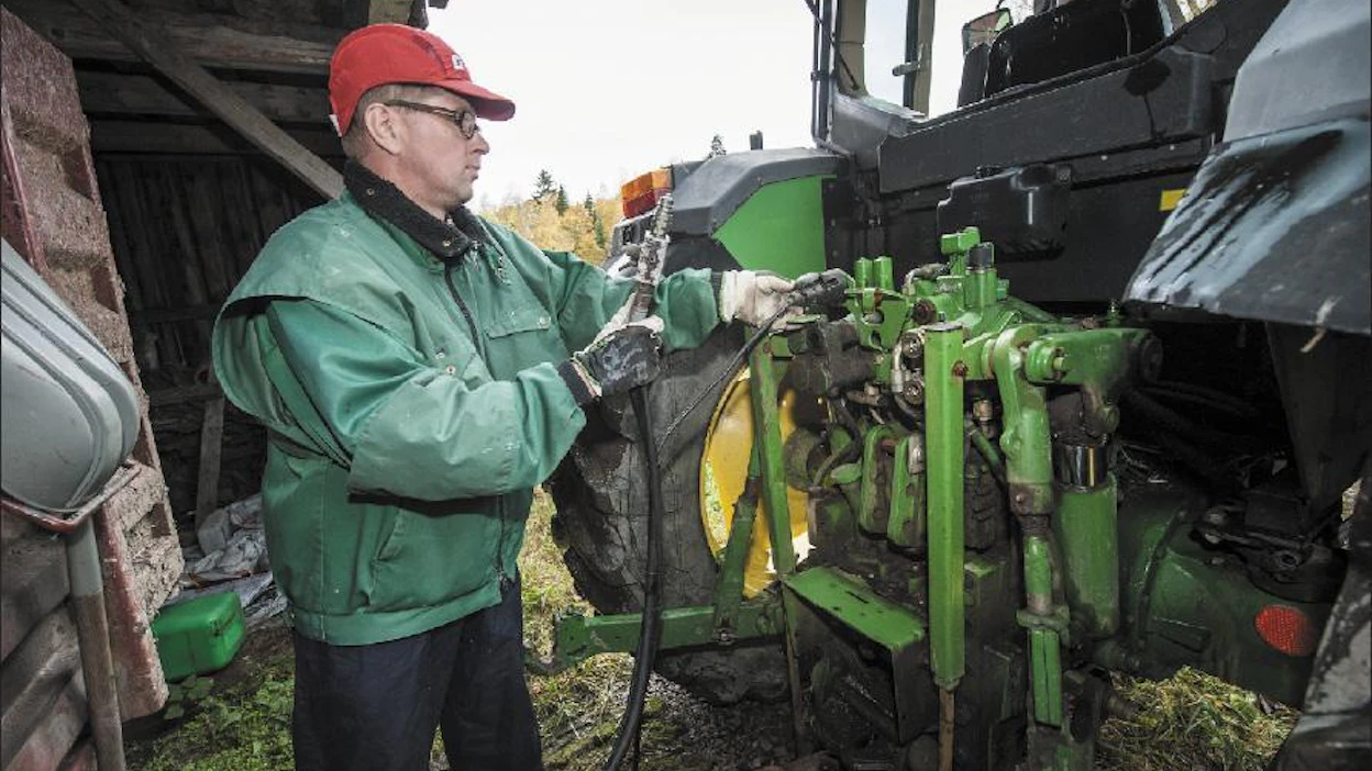 Kimmo Haimi Työturvallisuusagronomi Erik Lindroos kannustaa viljelijöitä huomioimaan hankalissakin olosuhteissa oman turvallisuutensa.