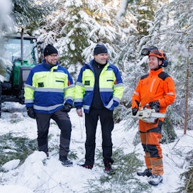 Leppäkoski haluaa työllistää alueen yrittäjiä. Kuvassa Samu Kalli (vasemmalla), Tuomo Nieminen Leppäkosken Lämmöstä ja oikealla paikallinen metsäalan yrittäjä Aku Äijö.