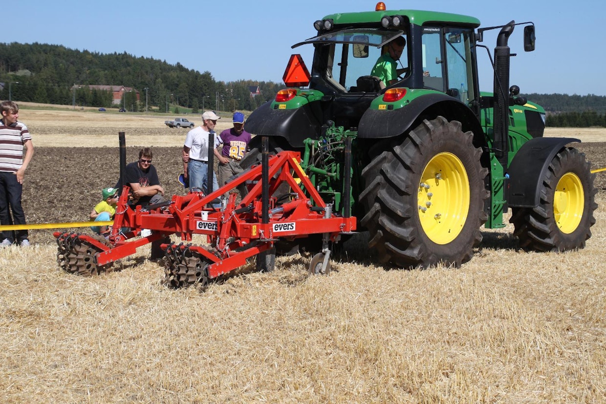 Evers-kultivaattorit kuuluvat Agrimarketin valikoimaan. Kuvan 2-WBGH -mallin hinta on 7 445 euroa (alv 0 %).