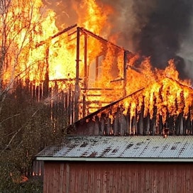 Tulipalo tuhosi Perkkiön tilan kuivurin Paimiossa.