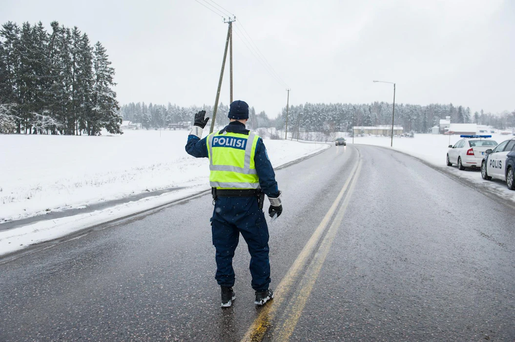 Poliisi varoittaa autoilemasta heikoilla jäillä. Kuluva talvi on jäiden puolesta poikkeuksellinen.