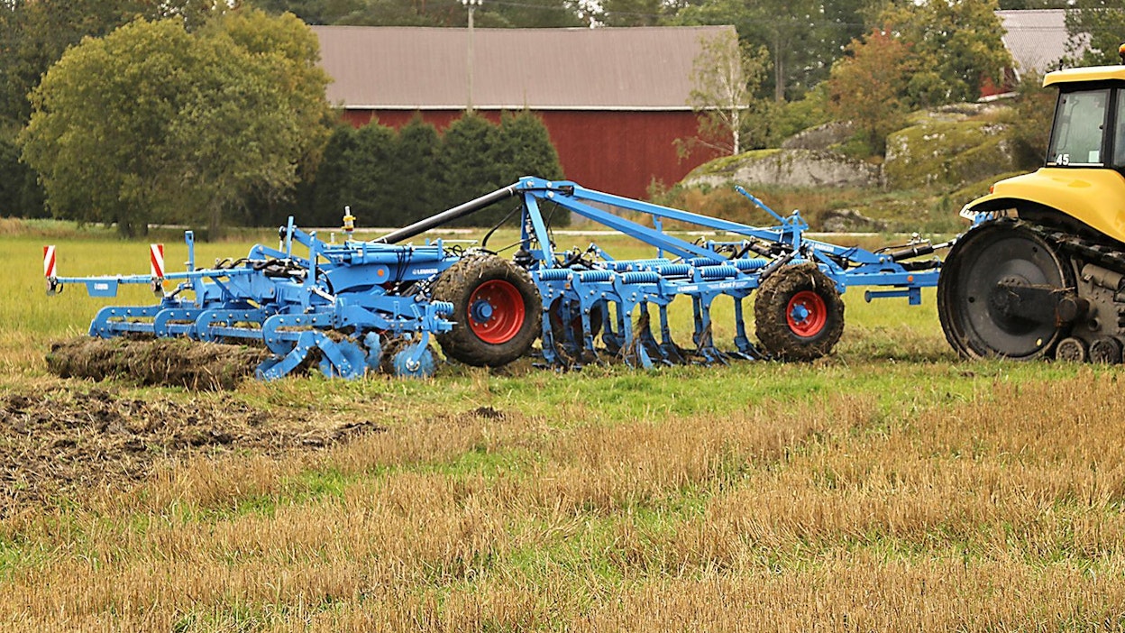 Puolihinattavan Lemken Karat 9 -kultivaattorin piikit nousevat irti maasta, kun vetolaite nostetaan traktorilla täysin ylös. Karat 9 voidaan vetää päisteessä varpajyrän varassa ja jopa peruuttaa pellon kulmiin. Haittana on, että jyrä voi tukkeutua, jos päiste on pehmeä.