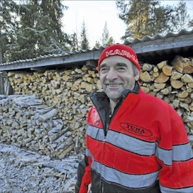 ”Kaadan polttopuurangat lehteen yläkuulla ja kuivatan ne sitten ainakin kahden kesän yli”, kertoo metsänomistaja Pertti Teurajärvi Kolarista. Kari Lindholm