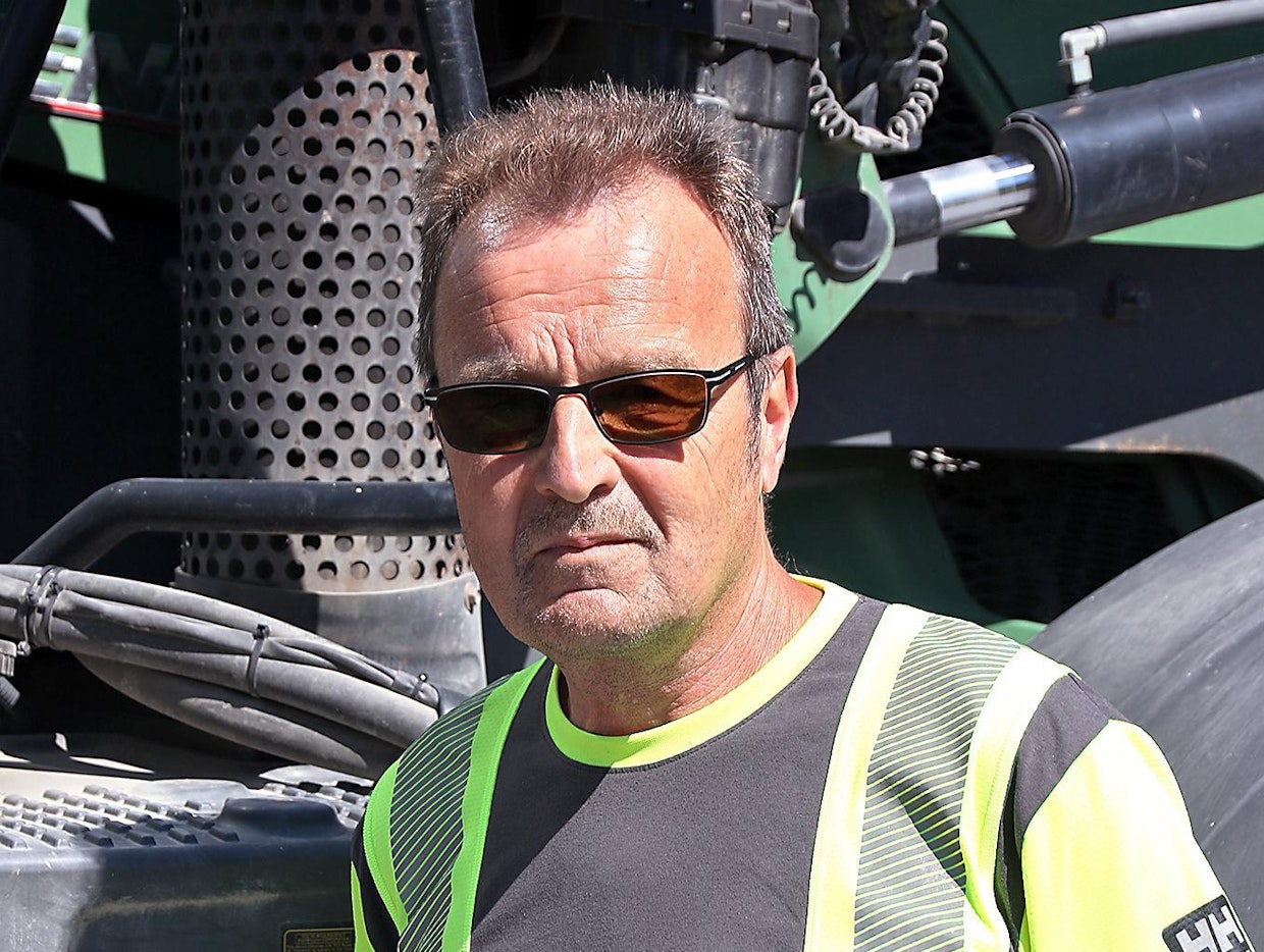 Pekka Halko on tehnyt maansiirtourakointia 15 vuotta. Traktori ja suuri maansiirtokärry ovat taanneet rutkasti työmaita. Lomakuukausia on ollut ainoastaan muutamia.