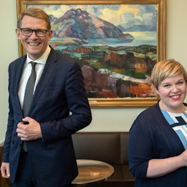 Keskustan Matti Vanhanen ja Annika Saarikko kertoivat yhteishaastattelussa valtiovarainministerin salkun siirtymisestä.