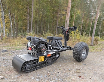 Snowlion on Suomessa kehitelty, koottava moottorikelkan ja mönkijän yhdistelmä.