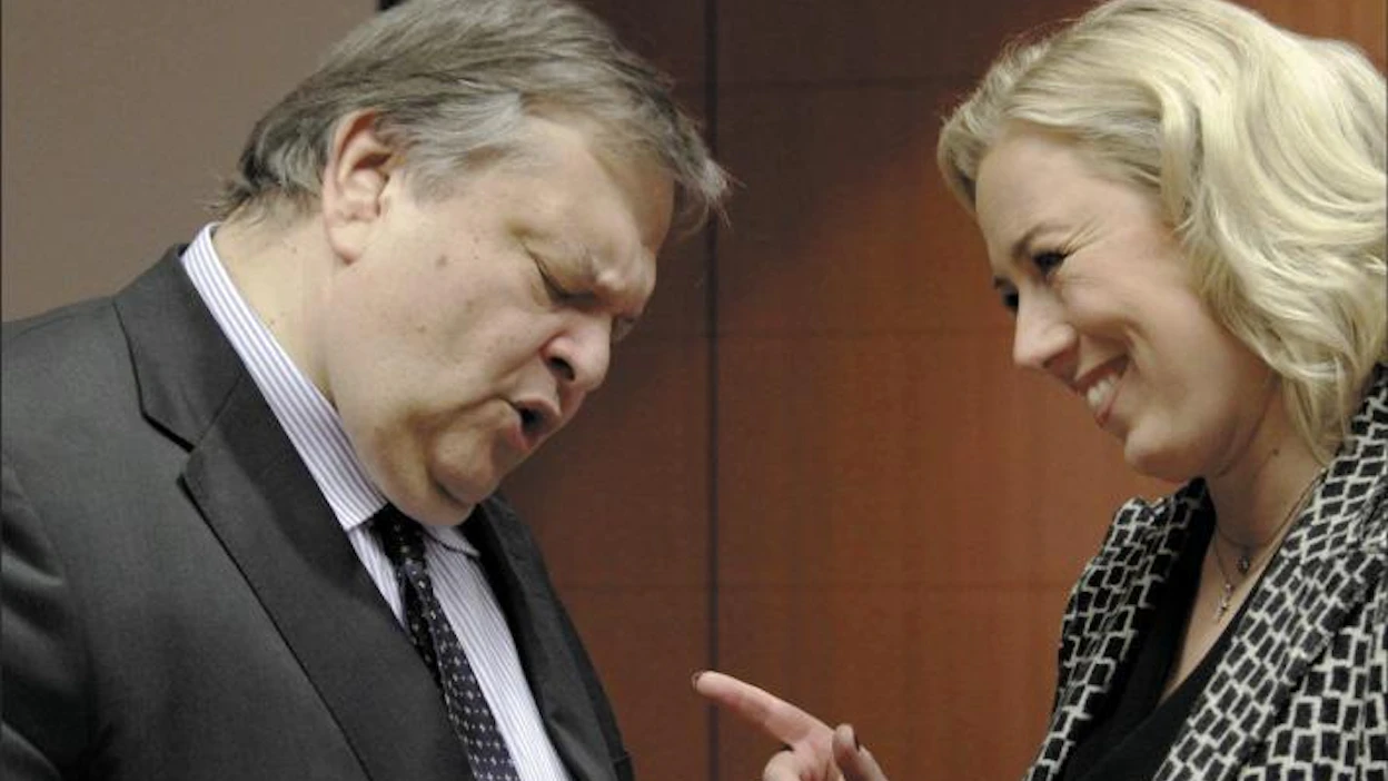 Ministeri Jutta Urpilainen syventyi maanantaina keskusteluun kreikkalaisen virkaveljensä Evangelos Venizeloksen kanssa. Virginia Mayo/Lehtikuva