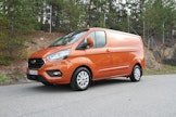 Ford Transit Customin täyssähköversion tuotanto alkaa vuonna 2023. Mallinimeä tai muitakaan tarkempia tietoja ei vielä ole saatavilla. Kuvan ladattava hybridi esiteltiin lokakuussa 2019, ja se on ollut saatavilla noin vuoden ajan.