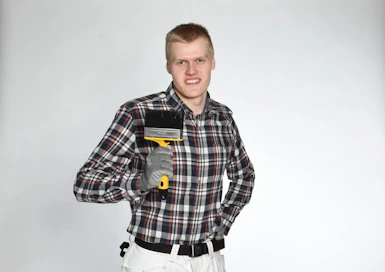 Juho Alahautala valitsi yritystoiminnakseen ulkomaalauksen, koska se oli ennalta tuttua työtä.