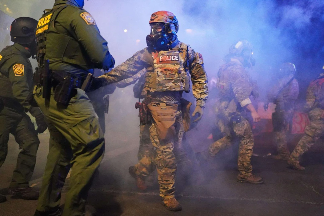 Yhdysvaltain presidentti Donald Trumpin mukaan liittovaltion joukot pysyvät Portlandissa, kunnes paikallinen poliisi saa siivottua kaupungista anarkistit ja kiihottajat. LEHTIKUVA/AFP