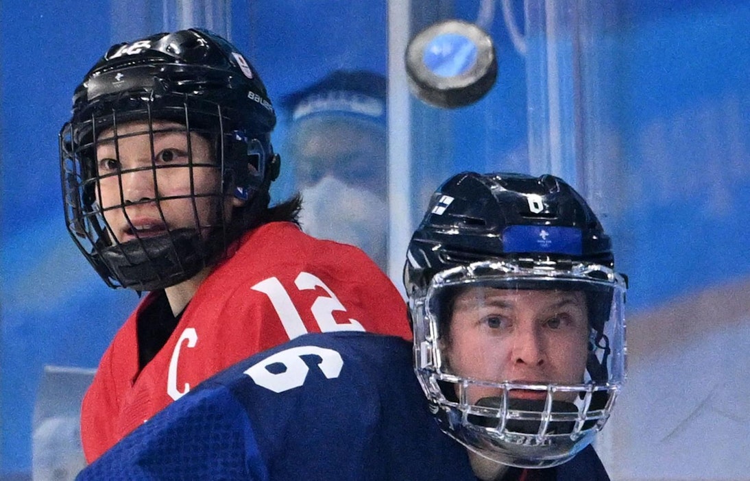 Japanin Chiho Osawa ja Suomen Petra Nieminen jääkiekon puolivälierässä. LEHTIKUVA/AFP