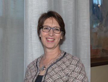 Puoluejohtaja Sari Essayah on vuosien varrella kulkenut paljon työmatkakilometrejä junalla.