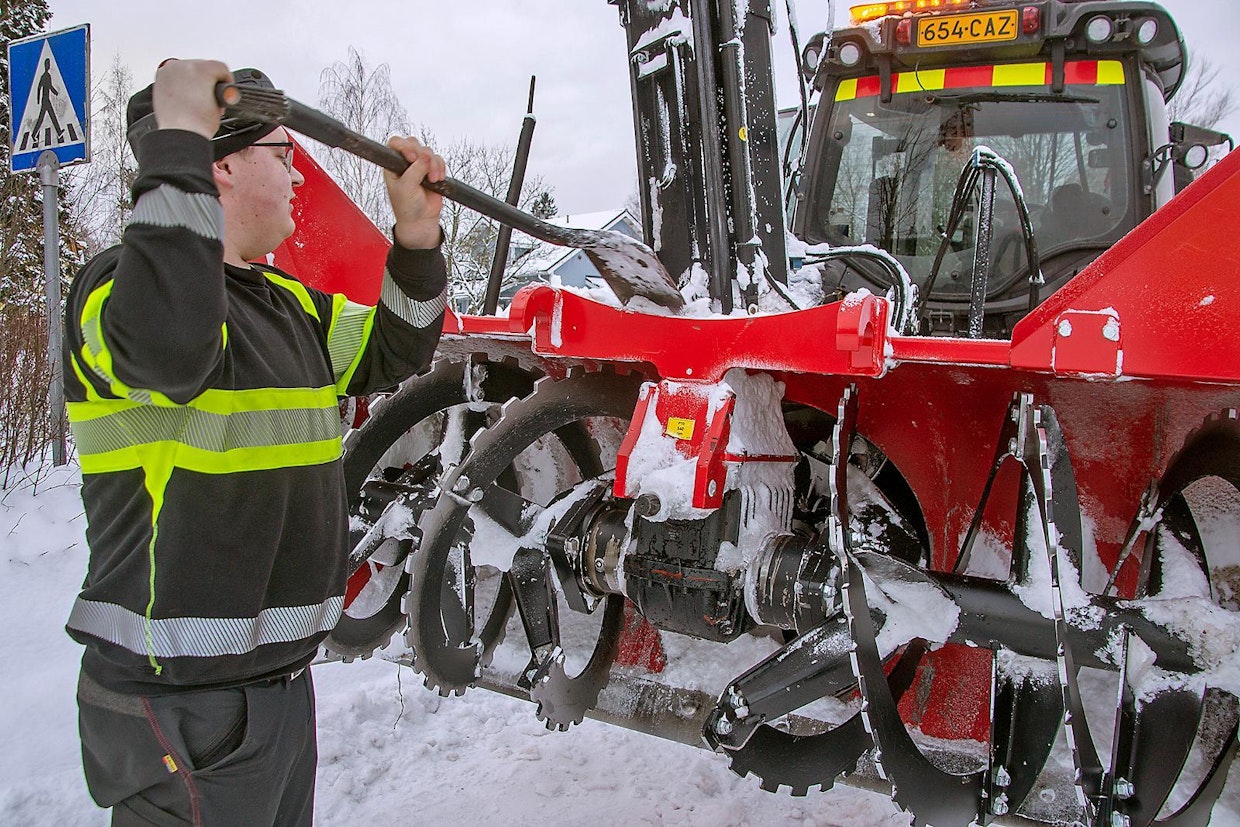 Linkotöissä on Leevi Kivistö. Linko on hankittu jo kaksi vuotta sitten, mutta käyttöä sillä on ollut enemmän vasta tänä talvena. Kuvassa näkyvät kiinnikkeet, joita käytetään, jos linkoa hinataan nostolaitteissa.