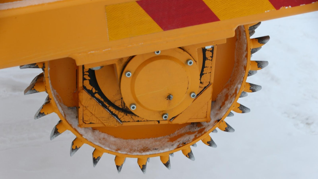 Mallista riippuen rullan takana voi olla terälevy, joka ohjaa hileen sivulle.