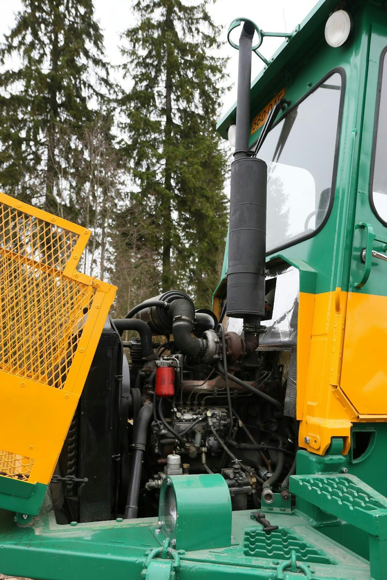 Hyvistä talviominaisuuksista tunnettu Valmet 411 DS -turbomoottori oli hyvä valinta pohjoisiin olosuhteisiin. Se on myös alakierroksilla vääntävä moottori, etenkin hiukan ”optimoituna”. 411 yhdistettynä 18 000-sarjan Clark-momentinmuunnivaihteistoon tuotti reilun vetotehon.