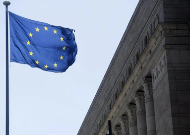 Euroopan unionin lippu liehui salossa Eduskuntatalon edessä viiem vuoden toukokuussa.