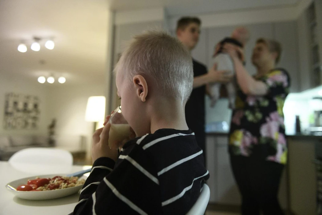 Yli puolet vastaajista uskoo, että epävarmuus työn ja perheen yhteensovittamisesta vaikuttaa perheiden suunnitelmiin hankkia lapsia. LEHTIKUVA / Antti Aimo-Koivisto
