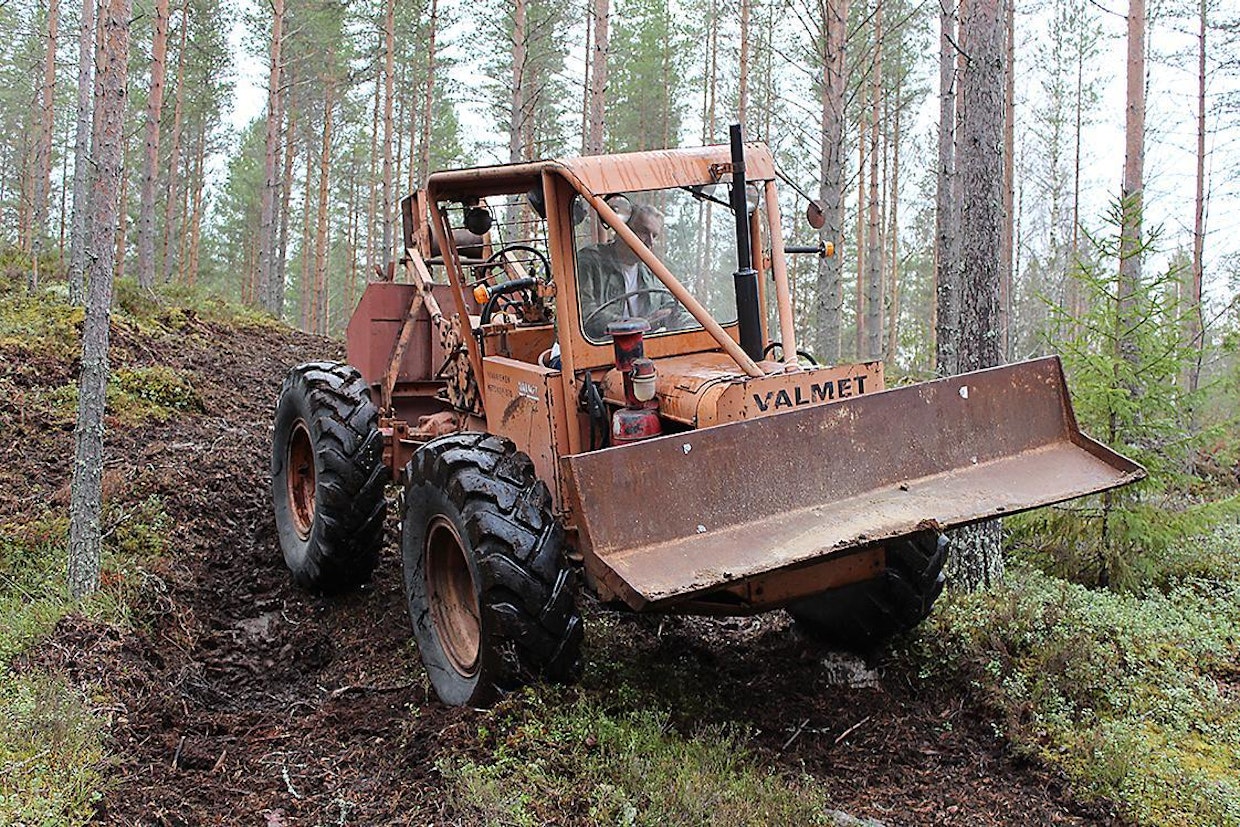 Valmet Terra 865B on maastoajossa melko ketterä, mutta kapeat 14.00 x 24-pyörät rajoittavat etenemistä liukkailla pinnoilla. Ketjuja tarvittaisiin kesäkelissäkin. Taka-akselin automaattilukosta on vähäistä apua, mutta Terra olisi kokonaan toisenlainen menijä, jos molemmilla akseleilla olisi oikeat lukot ja alla pari pykälää suurempi rengastus.