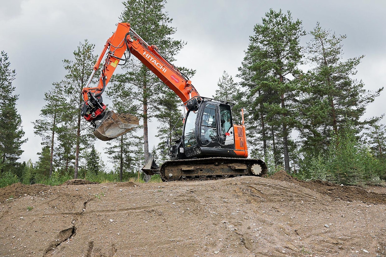 Rotarentin suurimmat vuokrattavat kaivinkoneet ovat 55-tonnisia. Tarjolla on jopa Metson leukamurska ja seulalaitoksia. Kuvassa Hitachi ZX135US-6, jonka työpaino on n. 15 tonnia.