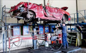 Materiaalinkäsittelijä Jouni Matilainen esikäsittelee autoa murskausta varten Kuusakosken tehtaalla Heinolassa. Ville-Petteri Määttä