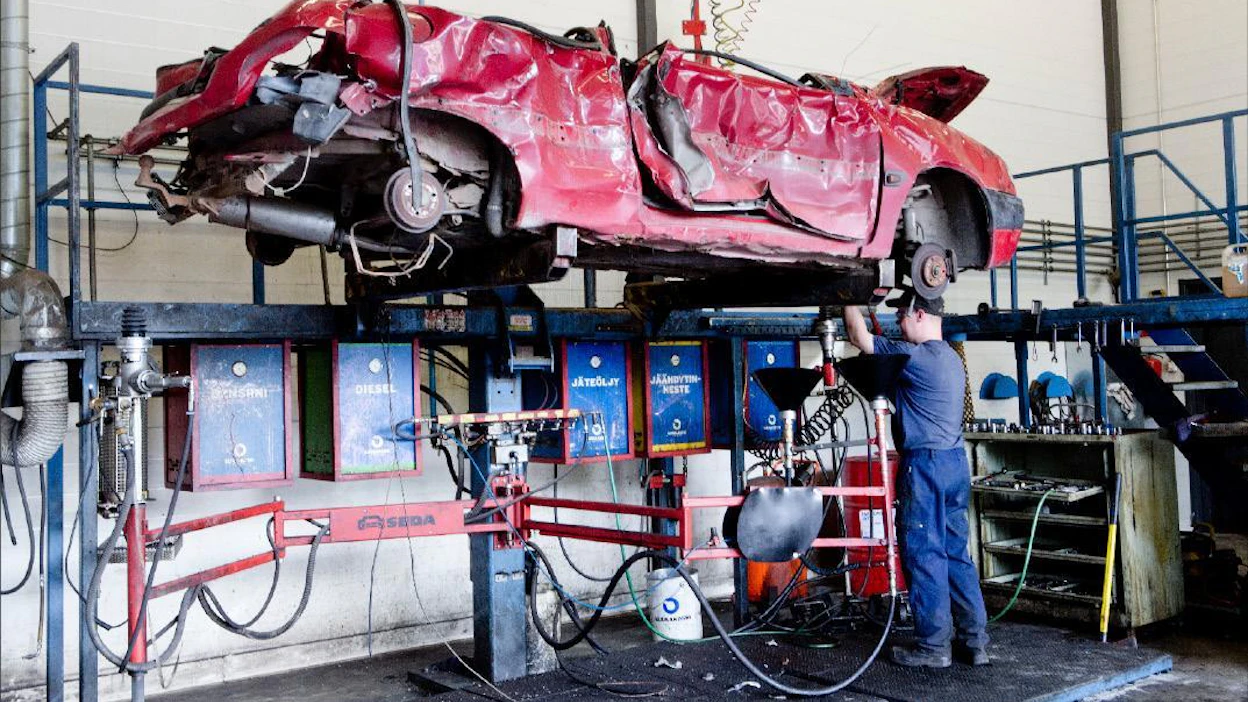 Materiaalinkäsittelijä Jouni Matilainen esikäsittelee autoa murskausta varten Kuusakosken tehtaalla Heinolassa. Ville-Petteri Määttä