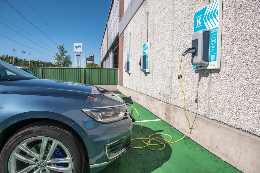 Hallitus tukee sähköautojen latausverkostoa. Tavoitteena on 250 000 sähköautoa vuonna 2030.