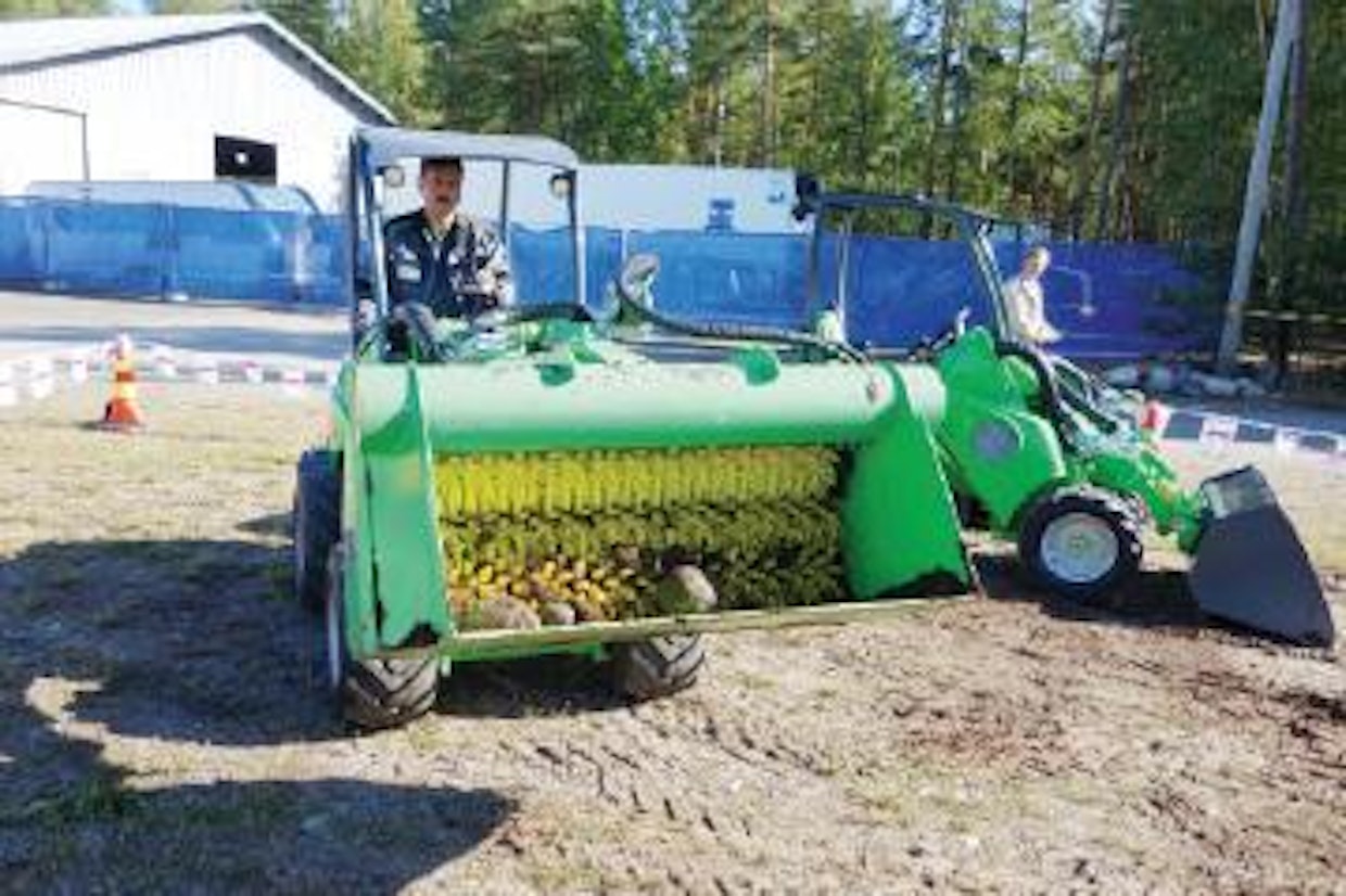 Myös Avantin työlaitevalikoima on täydentynyt muoviroottoriseulakauhalla. Työnäytös osoitti, että tämän tyyppinen kauha on erittäin hiljainen. (JL)