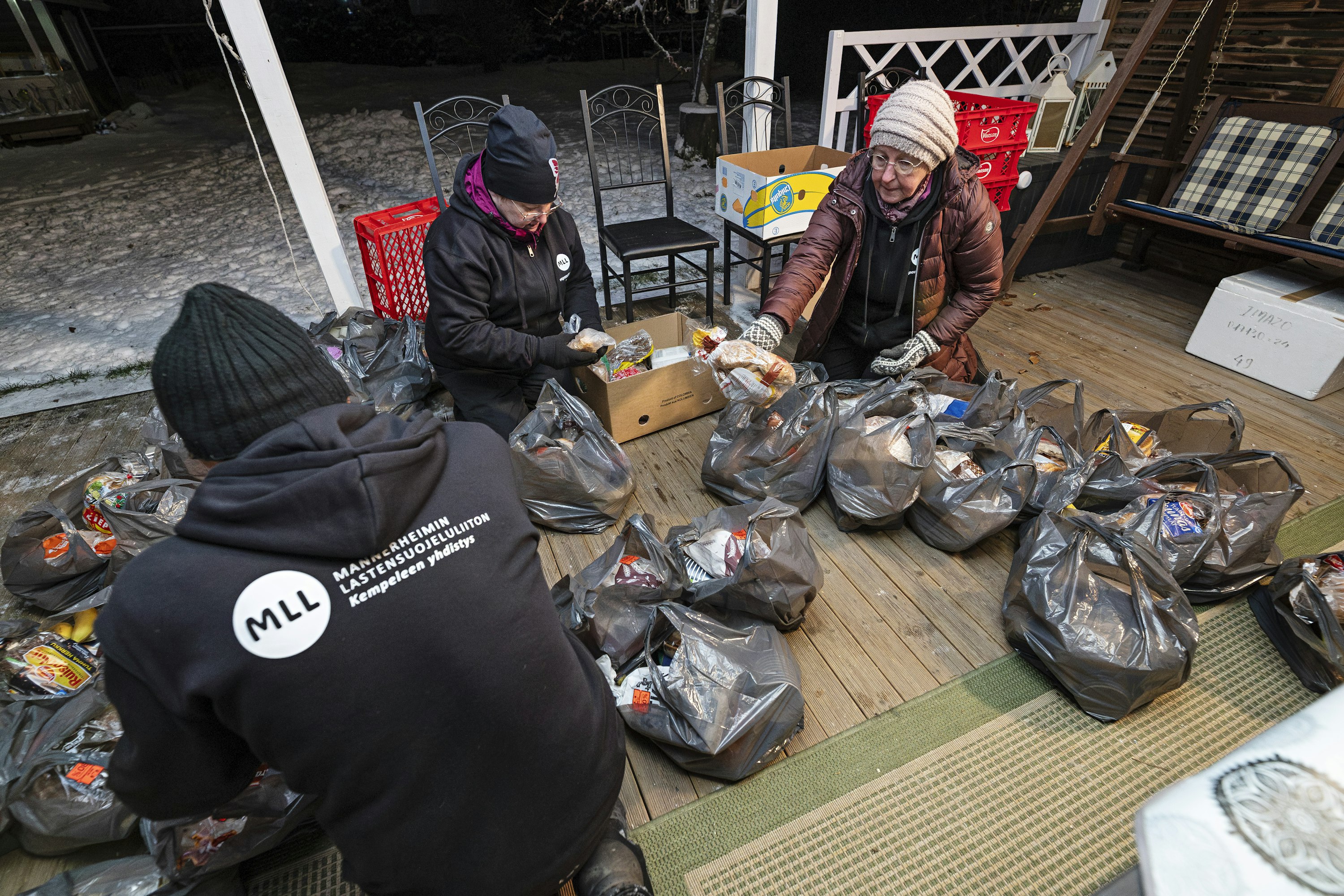 Avustukset pyritään jakamaan tasapuolisesti. Haastattelupäivänä jaossa on etenkin pullaa.