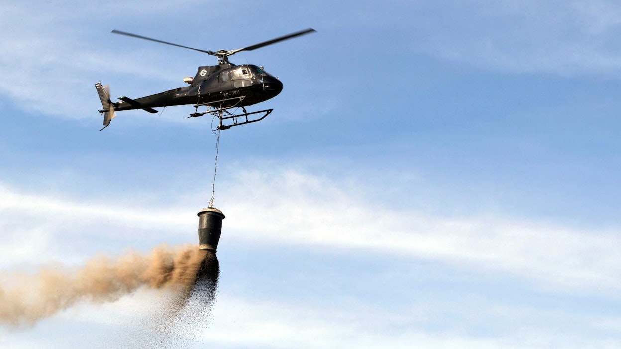Metsänlannoitusten pinta-alan arvioidaan nousevan tänä vuonna noin 70 000 hehtaariin. Siitä selvästi yli puolet tehdään lentolevityksinä helikoptereilla.