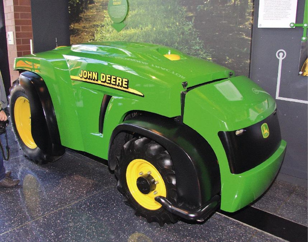 John Deere robottitraktoriprojekti aloitettiin vuonna 1997. Tavoitteena oli kehittää turvallinen kone, joka osaa väistää esteet ja tulla ajoissa tankkauspisteeseen. Projektin kokemuksia on hyödynnetty myynnissä olevien automaattiohjausjärjestel-mien kehityksessä.