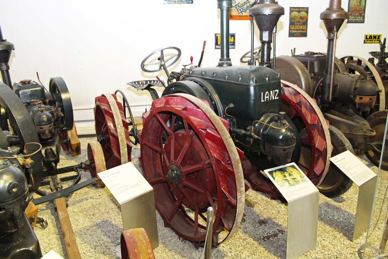Lanzin kuuluisan Bulldog-malliston ensimmäisiä traktoreita oli HP 12 Acker-Bulldog Knickenlenker, jota tehtiin vuosina 1923–26 yhteensä 723 kpl. Traktori on nelivetoinen ja runko-ohjattu. Nopeuksia yksi eteen ja taakse, kulkusuunta vaihdetaan moottorin pyörimissuuntaa muuttamalla. 1-sylinterinen hehkukuulamoottori 12 hv, iskutilavuus 6,2 litraa. Lempinimellä Peter tunnettu traktori painaa 1 960 kg. (Paderborn)