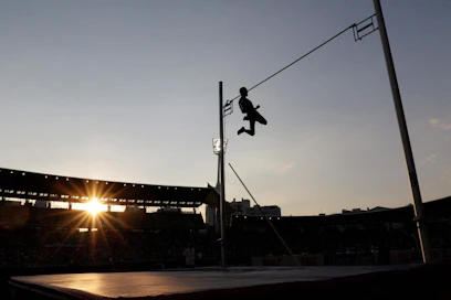 Pariisin Charlety-stadionin oli määrä olla kesän yleisurheilun EM-kisojen pääpaikka. Seiväshyppääjä Renaud Lavillenie tuuletti ylitystä stadionilla kesäkuussa 2018.