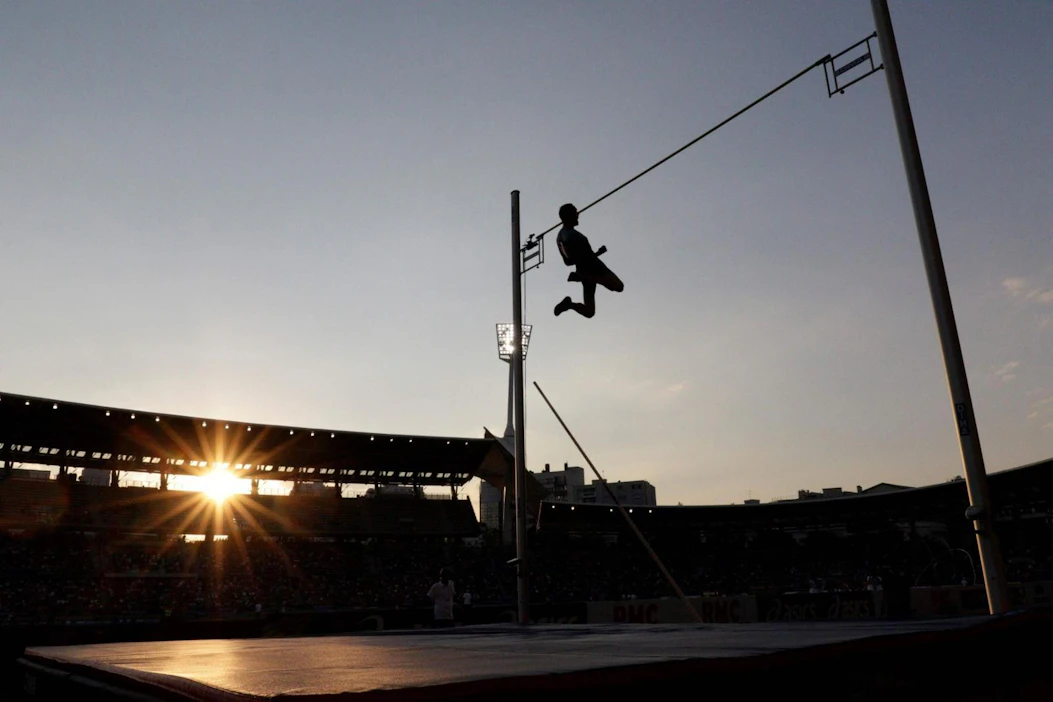 Pariisin Charlety-stadionin oli määrä olla kesän yleisurheilun EM-kisojen pääpaikka. Seiväshyppääjä Renaud Lavillenie tuuletti ylitystä stadionilla kesäkuussa 2018.