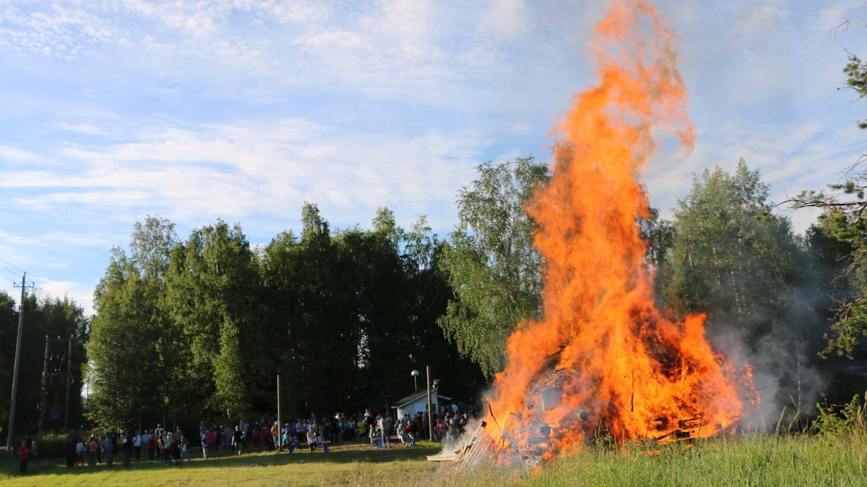 Myös puhtaasti palava juhannuskokko vapauttaa hiukkasia ilmakehään.