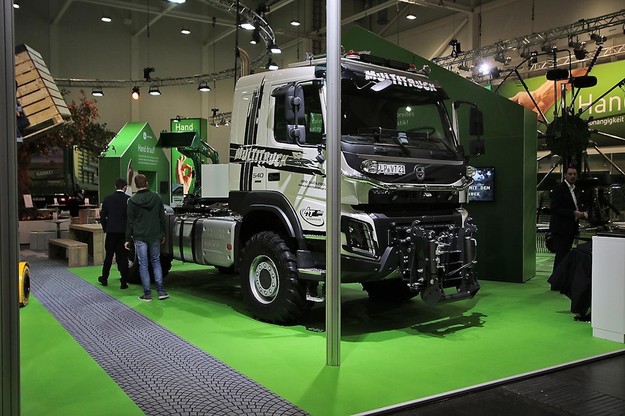 Saksassa käytetään kansallisin määräyksin tyypitettäviä, maa- ja metsätalouskäyttöön muunneltuja Agrotruck ajoneuvoja runsaasti, koska ne ovat hinnaltaan traktoreita edullisempia. Kuvassa muunneltu Volvo.